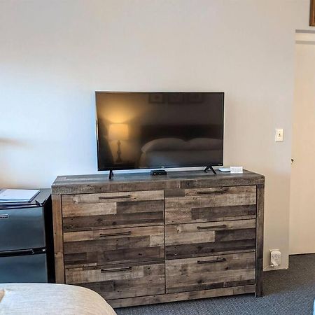 Cute Lower Level Cedar Lodge Room With Balcony & Lake Views! Laconia Bagian luar foto