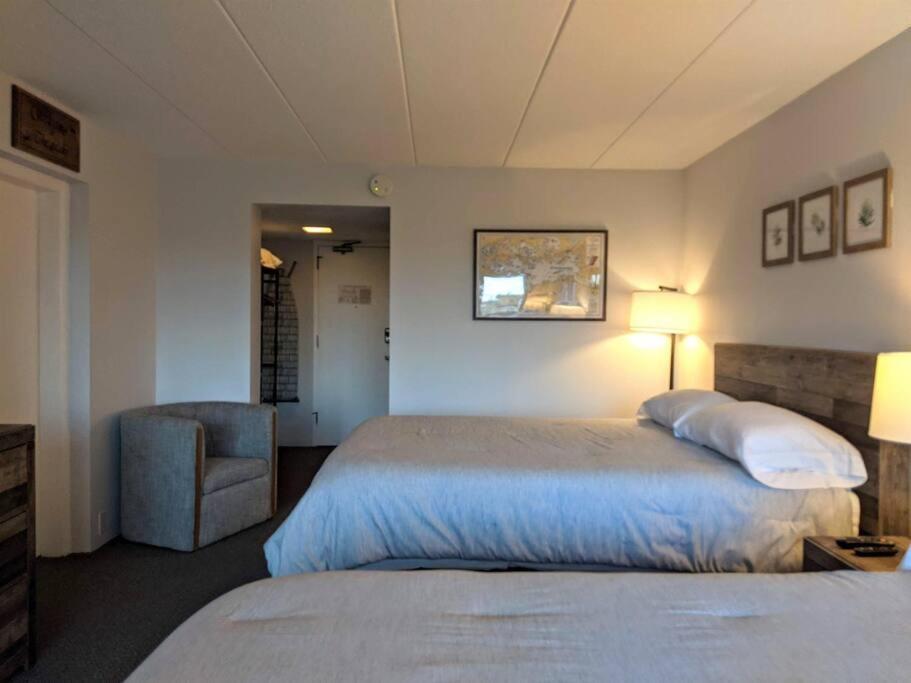 Cute Lower Level Cedar Lodge Room With Balcony & Lake Views! Laconia Bagian luar foto