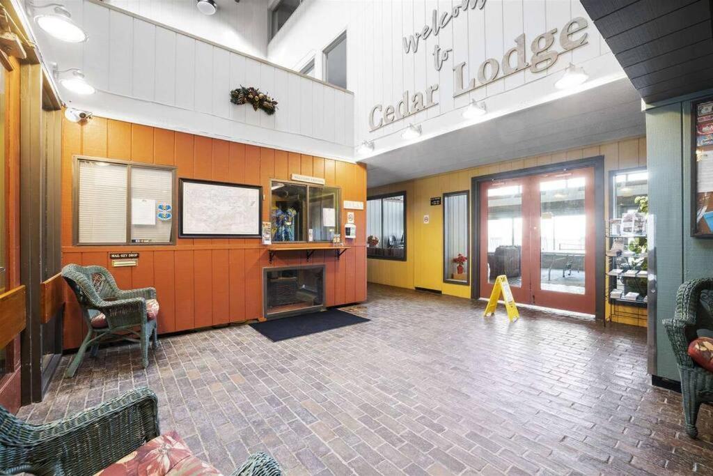 Cute Lower Level Cedar Lodge Room With Balcony & Lake Views! Laconia Bagian luar foto