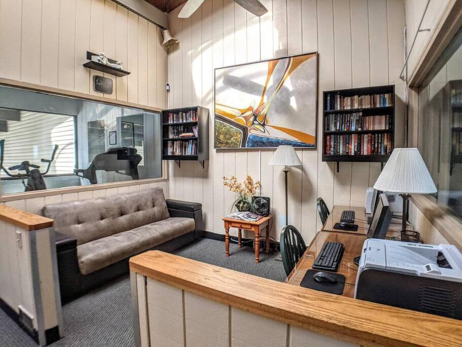 Cute Lower Level Cedar Lodge Room With Balcony & Lake Views! Laconia Bagian luar foto